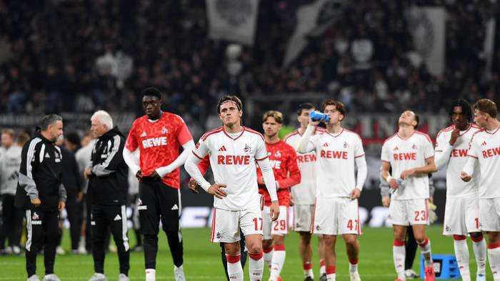 Die FC-Profis stehen nach der 0:1-Niederlage in Frankfurt enttäuscht auf dem Platz.