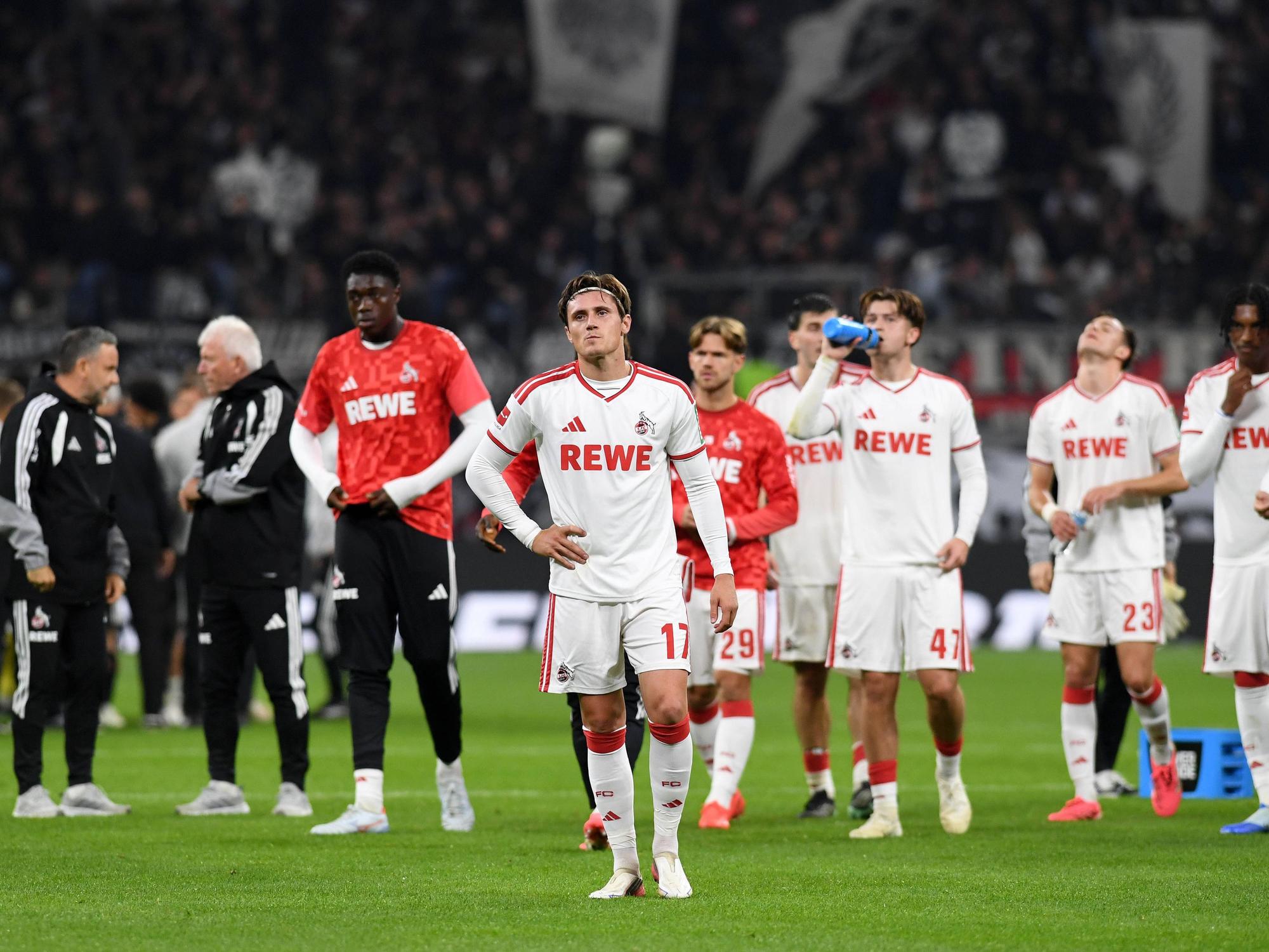 Die FC-Profis stehen nach der 0:1-Niederlage in Frankfurt enttäuscht auf dem Platz.