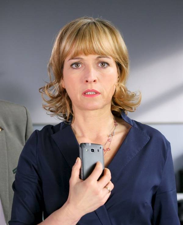 Alexander Duda (mit Katharina Abt) verkörperte bei „Die Rosenheim-Cops“ 20 Jahre lang den Polizeichef Achtziger. Nun neigt sich seine Zeit bei der ZDF-Serie dem Ende zu. (Bild: ZDF / Christian A. Rieger )