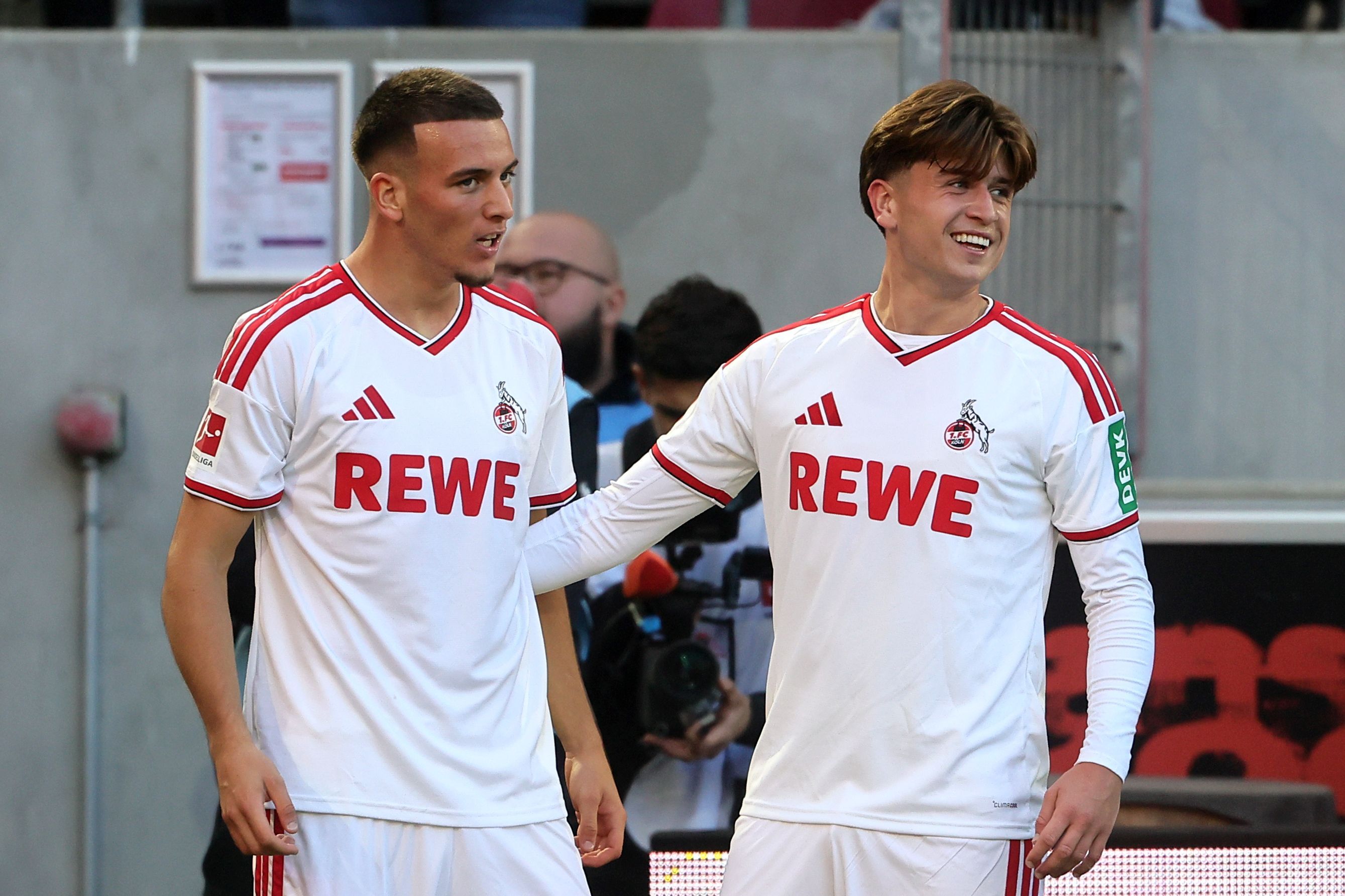 Said El Mala jubelt mit Mikey Moore über das Tor zum 2:1 gegen Borussia Mönchengladbach.