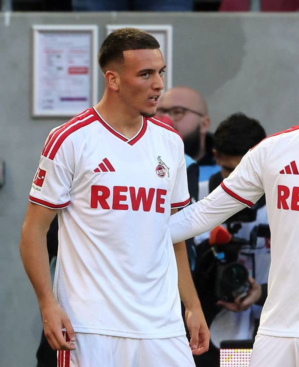 Said El Mala jubelt mit Mikey Moore über das Tor zum 2:1 gegen Borussia Mönchengladbach.