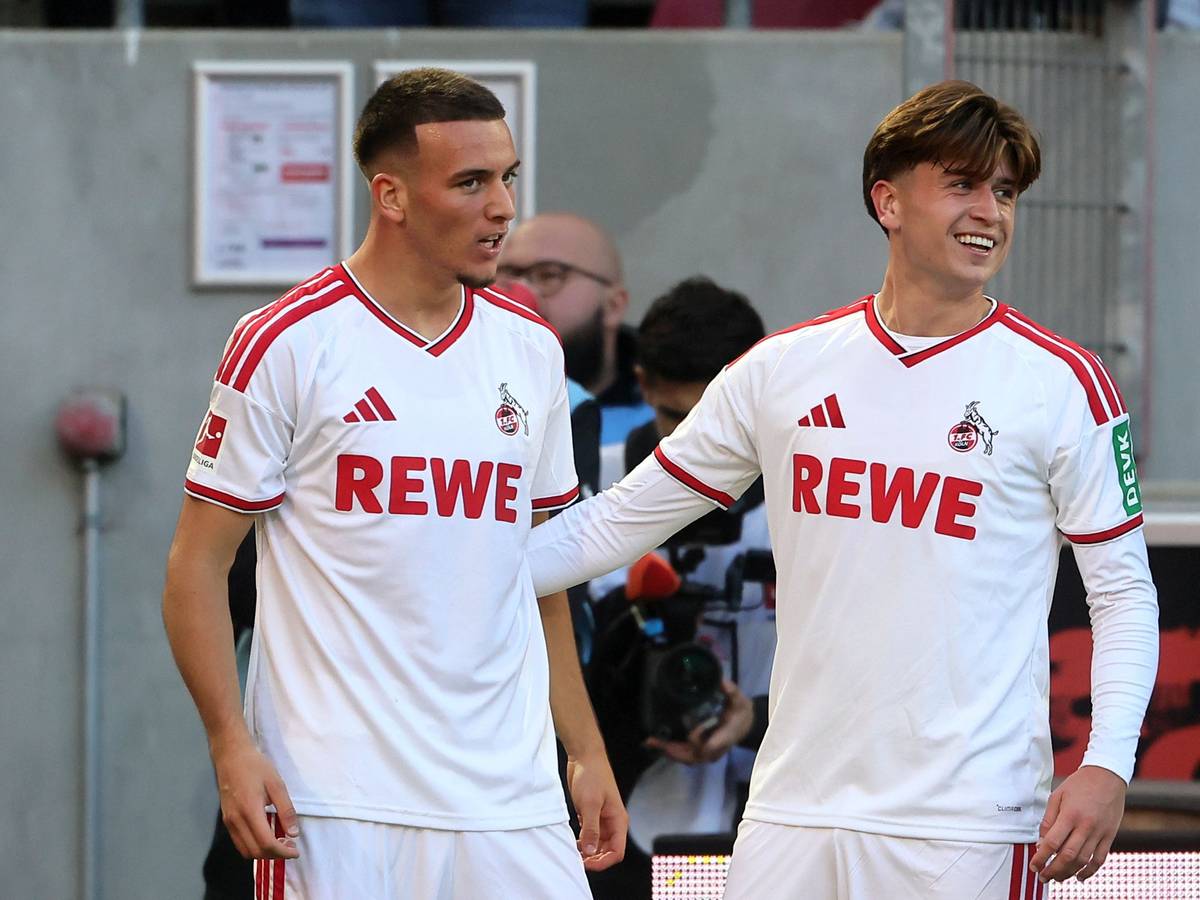 Said El Mala jubelt mit Mikey Moore über das Tor zum 2:1 gegen Borussia Mönchengladbach.