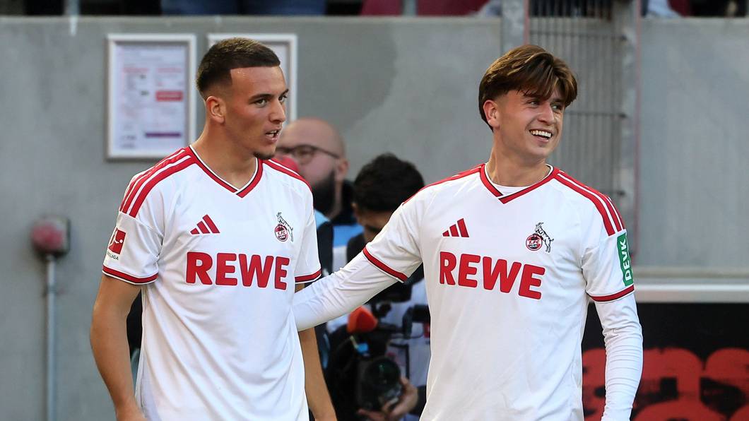 Said El Mala jubelt mit Mikey Moore über das Tor zum 2:1 gegen Borussia Mönchengladbach.