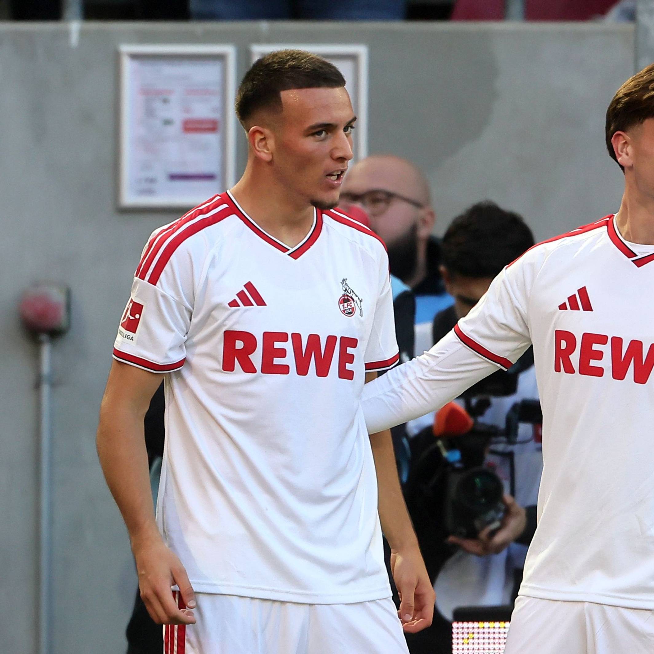 Said El Mala jubelt mit Mikey Moore über das Tor zum 2:1 gegen Borussia Mönchengladbach.