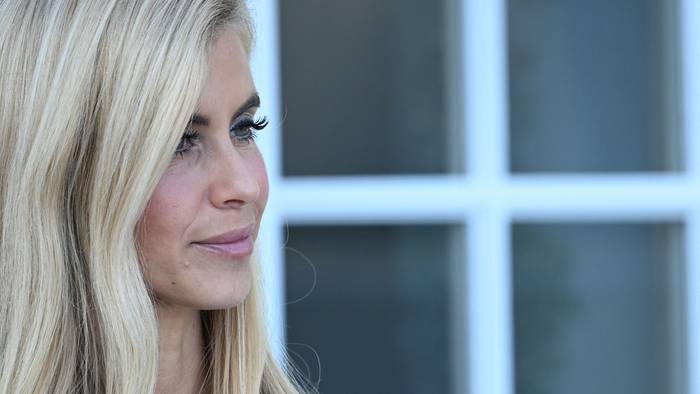 Donald Trumps Sprecherin Katie Zacharia steht vor dem Weißen Haus.