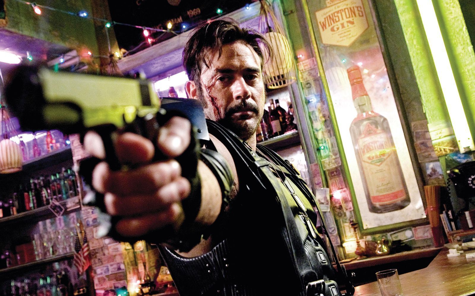 Vergewaltiger, Mörder, Sadist, Nationalheld: Für The Comedian (Jeffrey Dean Morgan) heiligt der Zweck drastischste Mittel.  (Bild: RTLZWEI)