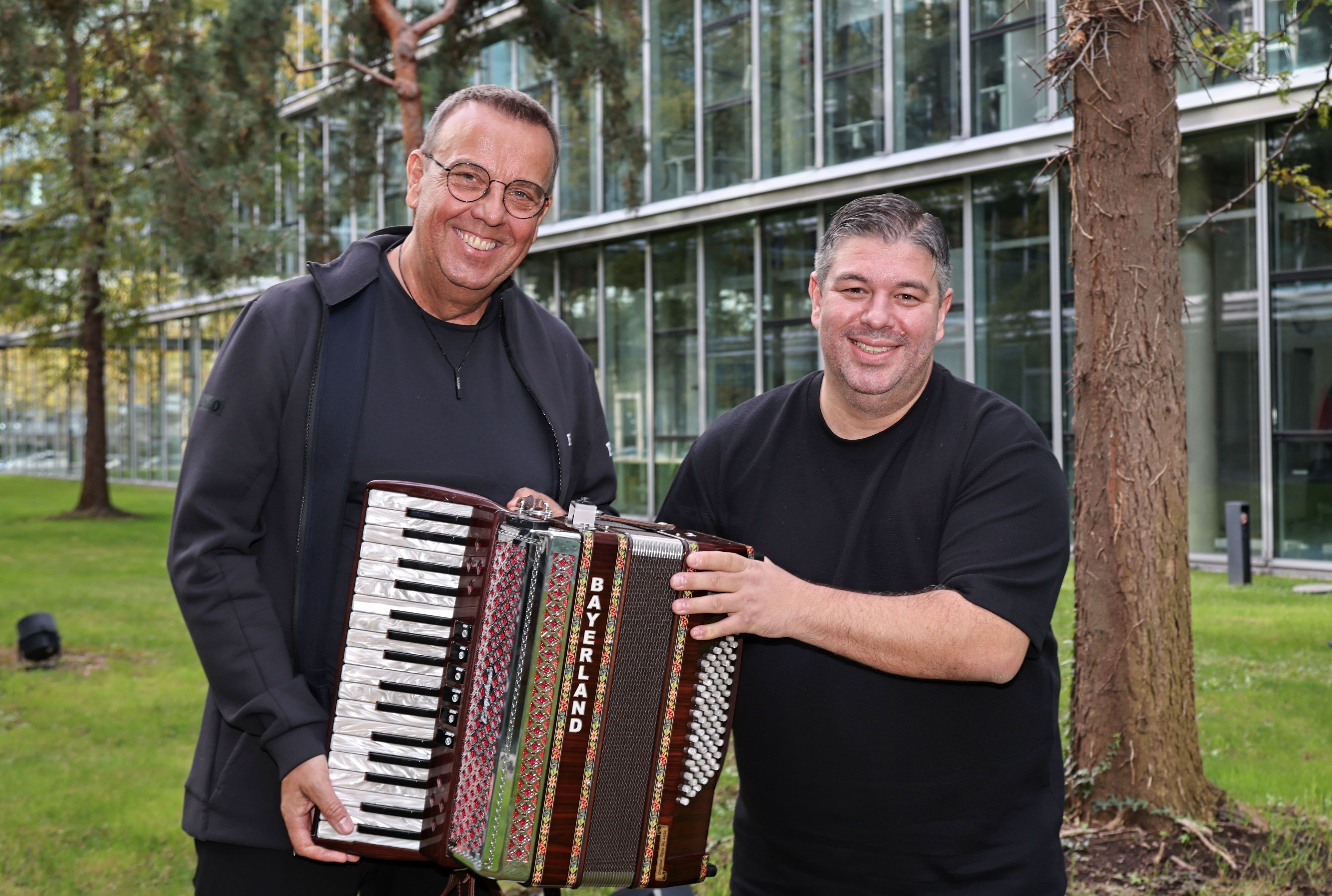 Kurt Feller gibt sein Akkordeon an Sebastian Eichmeier.