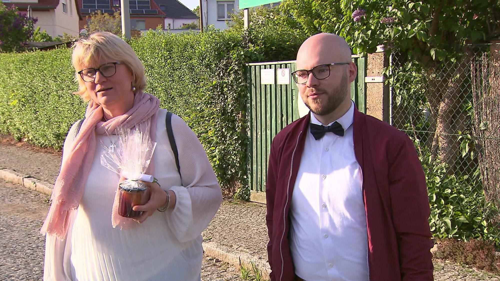 Auf zum Finale in Dresden: Sarah und Patrick haben sich schick gemacht. (Bild: RTL)