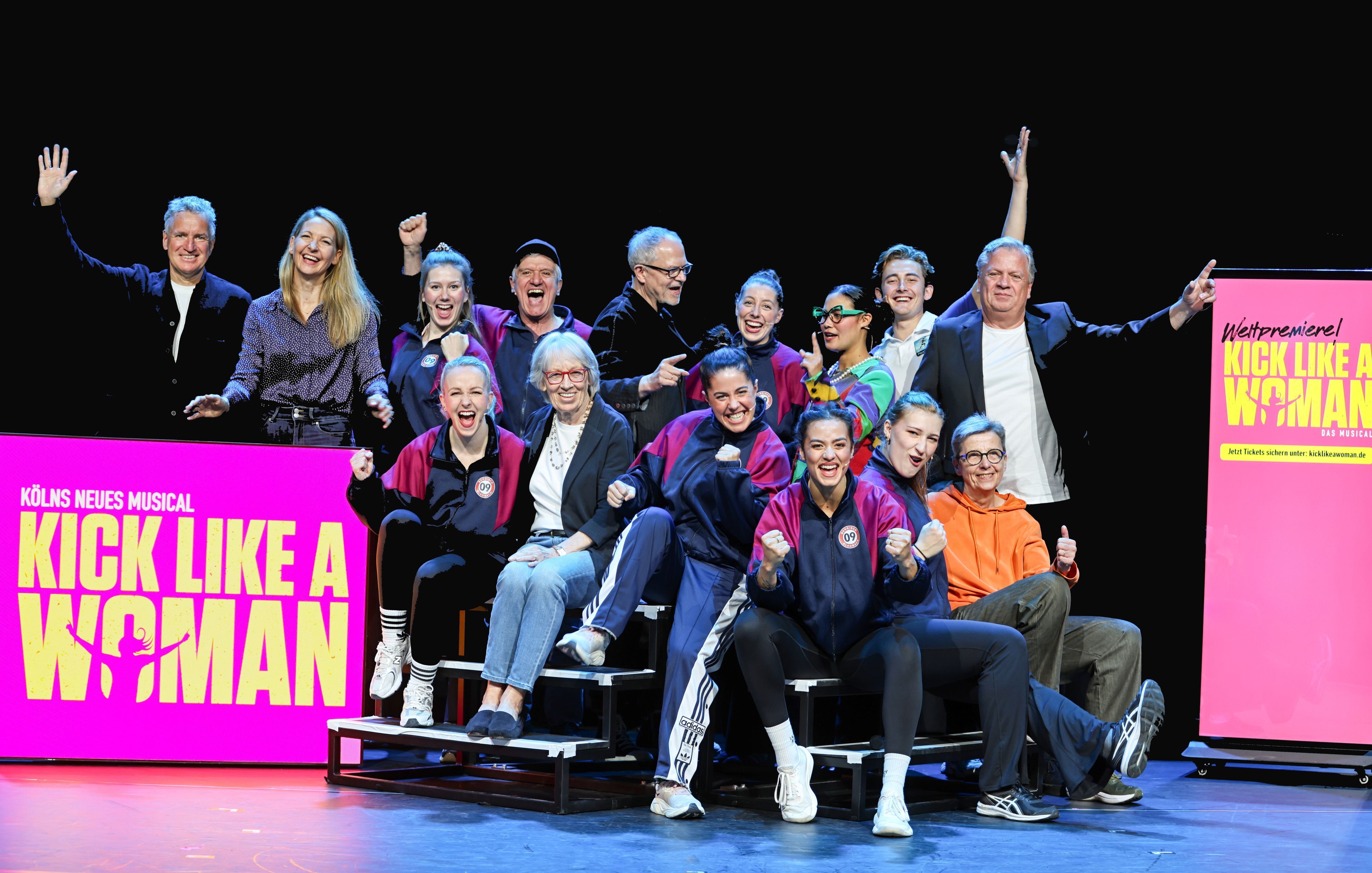 Das Team von „Kick like a Woman“ jubelt auf der Bühne.