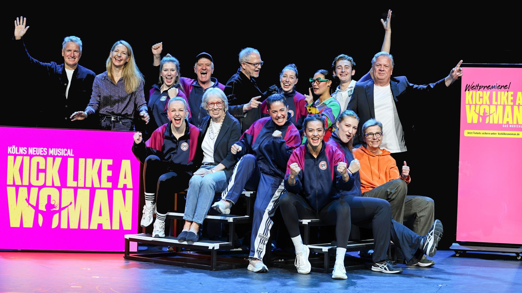 Das Team von „Kick like a Woman“ jubelt auf der Bühne.