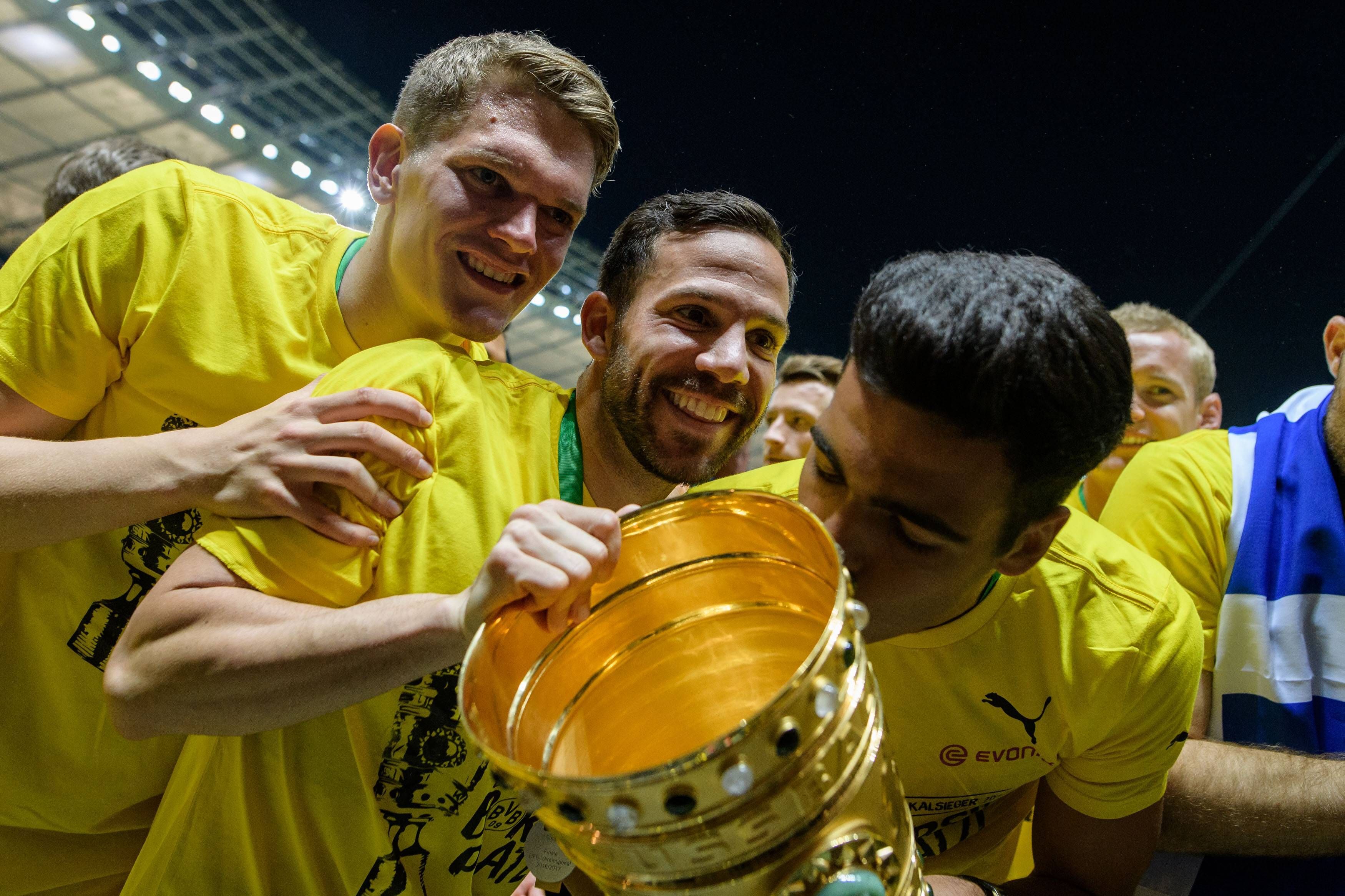Matthias Ginter, Sokratis und Mikel Merino jubeln mit dem Pokal nach dem DFB Pokalfinale zwischen Eintracht Frankfurt und Borussia Dortmund.