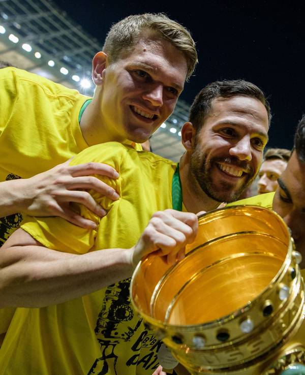 Matthias Ginter, Sokratis und Mikel Merino jubeln mit dem Pokal nach dem DFB Pokalfinale zwischen Eintracht Frankfurt und Borussia Dortmund.