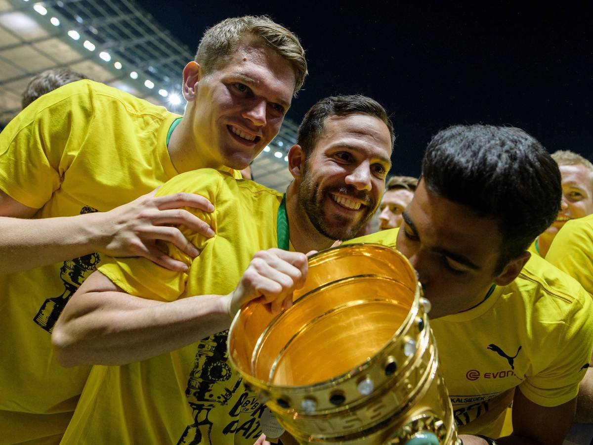 Matthias Ginter, Sokratis und Mikel Merino jubeln mit dem Pokal nach dem DFB Pokalfinale zwischen Eintracht Frankfurt und Borussia Dortmund.