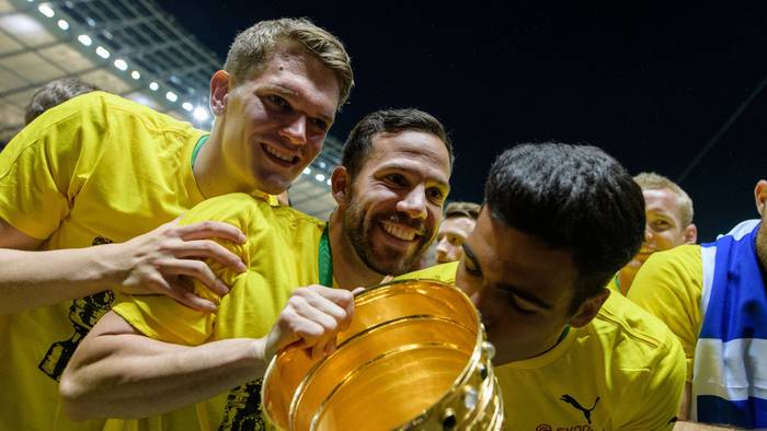 Matthias Ginter, Sokratis und Mikel Merino jubeln mit dem Pokal nach dem DFB Pokalfinale zwischen Eintracht Frankfurt und Borussia Dortmund.