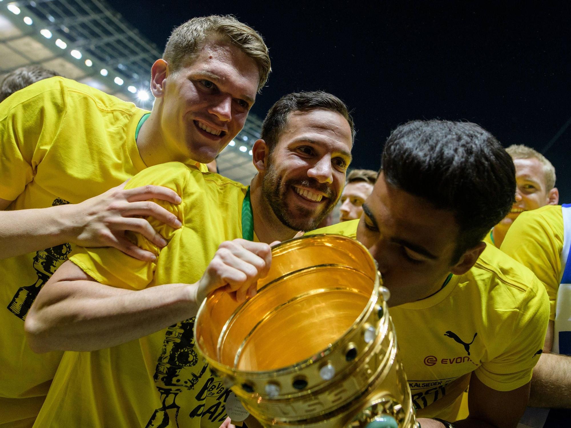 Matthias Ginter, Sokratis und Mikel Merino jubeln mit dem Pokal nach dem DFB Pokalfinale zwischen Eintracht Frankfurt und Borussia Dortmund.