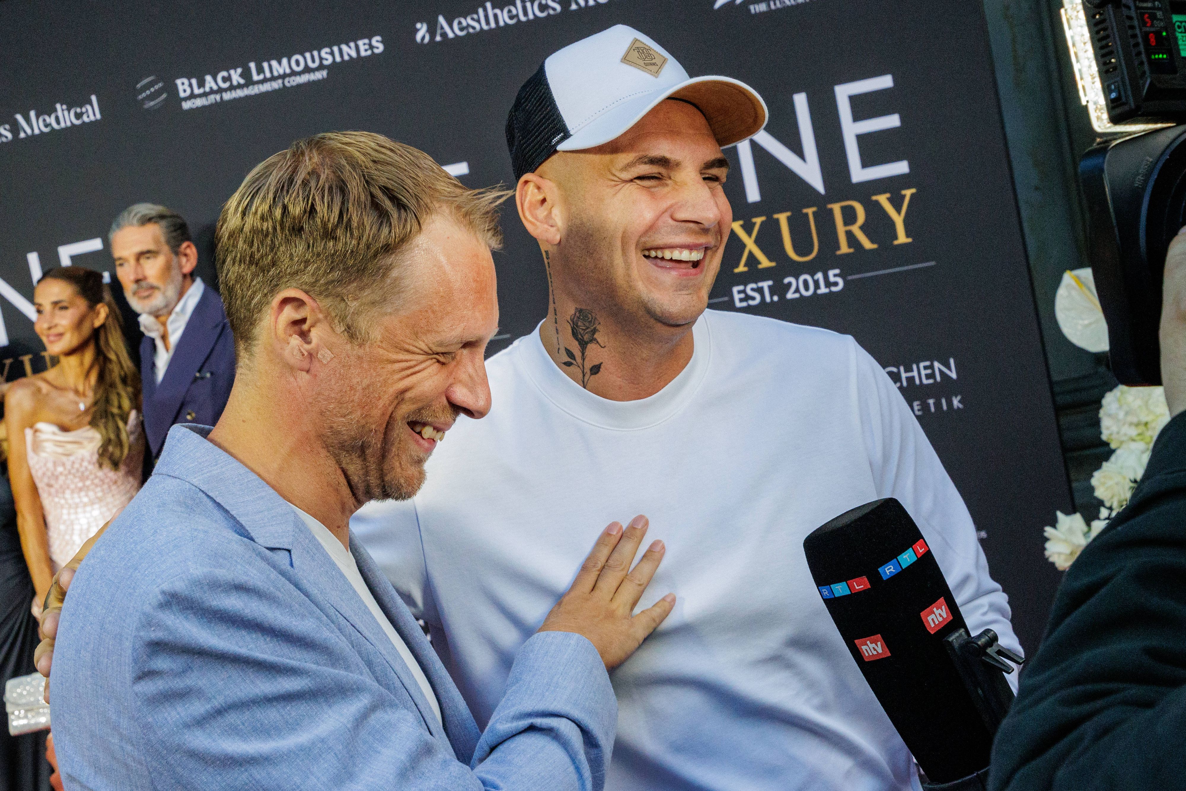 Pietro Lombardi und Oliver Pocher lächeln