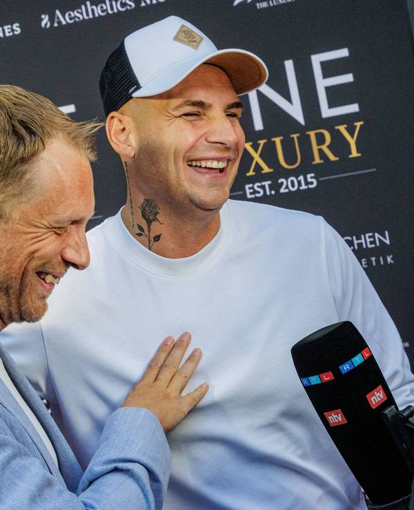 Pietro Lombardi und Oliver Pocher lächeln
