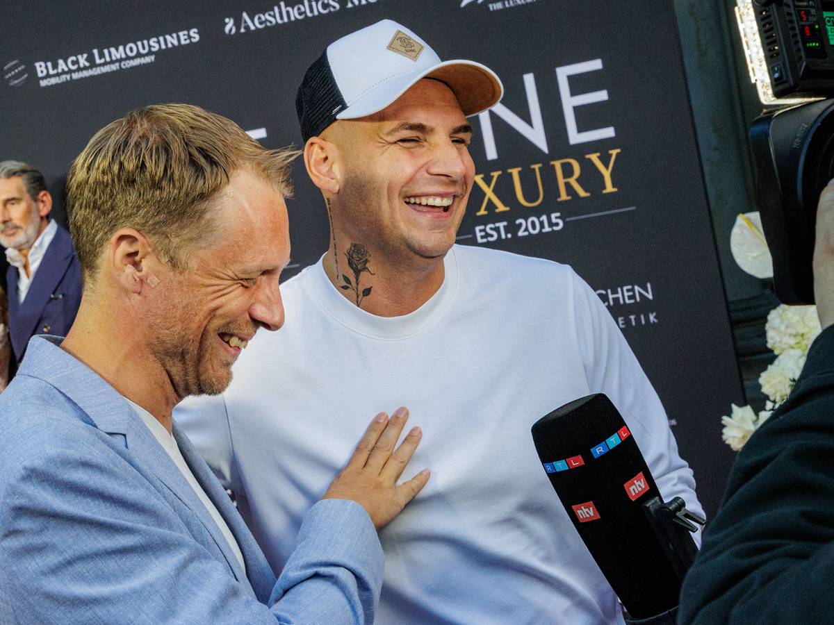 Pietro Lombardi und Oliver Pocher lächeln