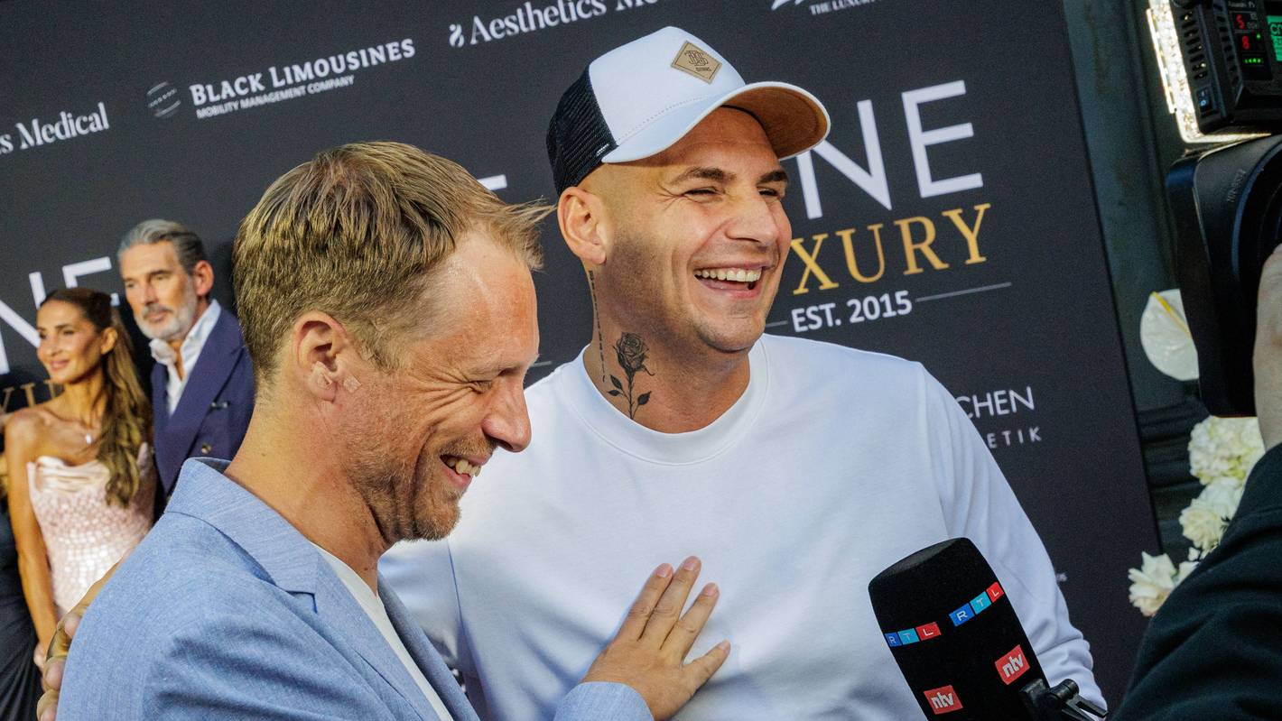 Pietro Lombardi und Oliver Pocher lächeln