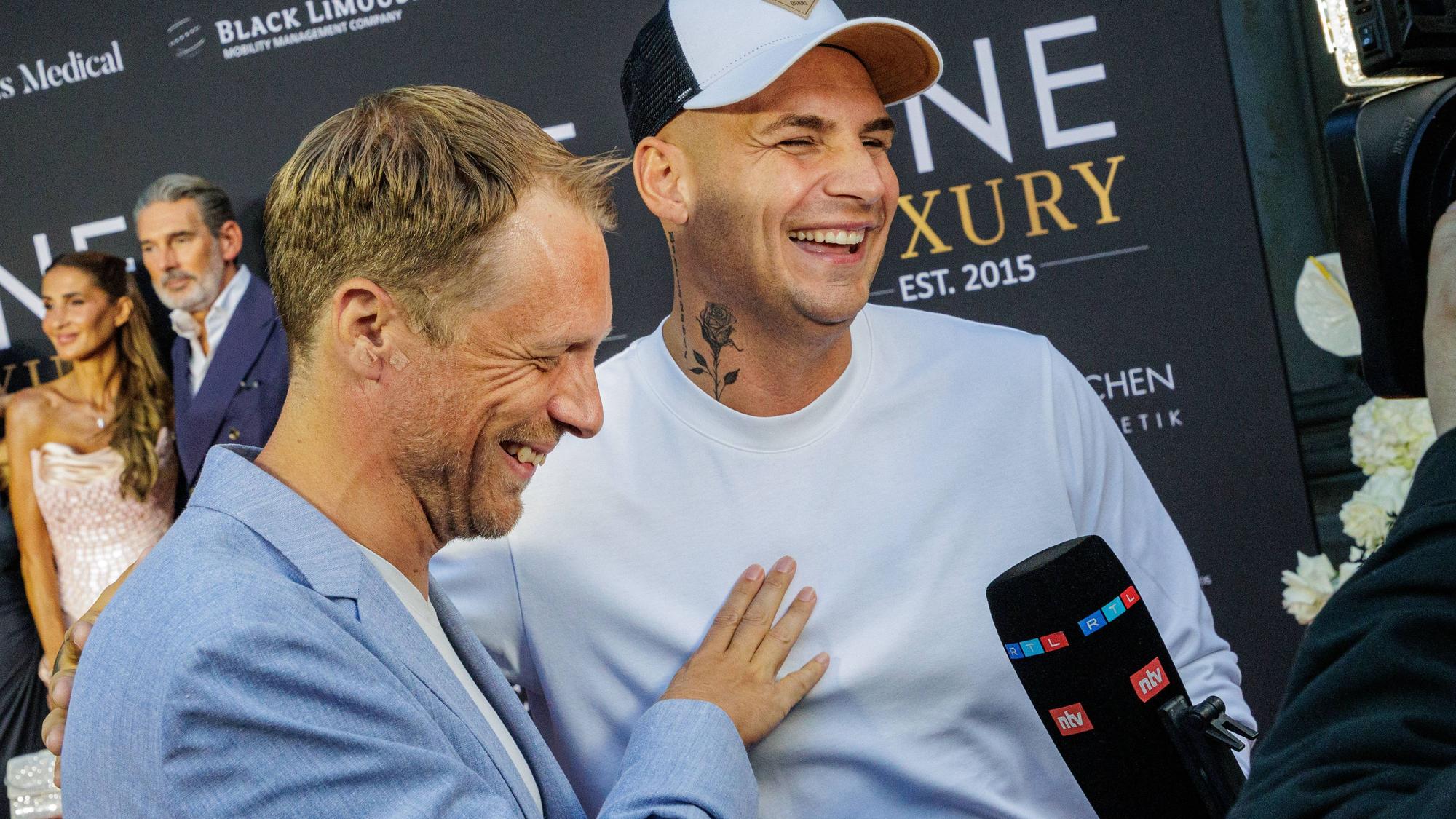 Pietro Lombardi und Oliver Pocher lächeln