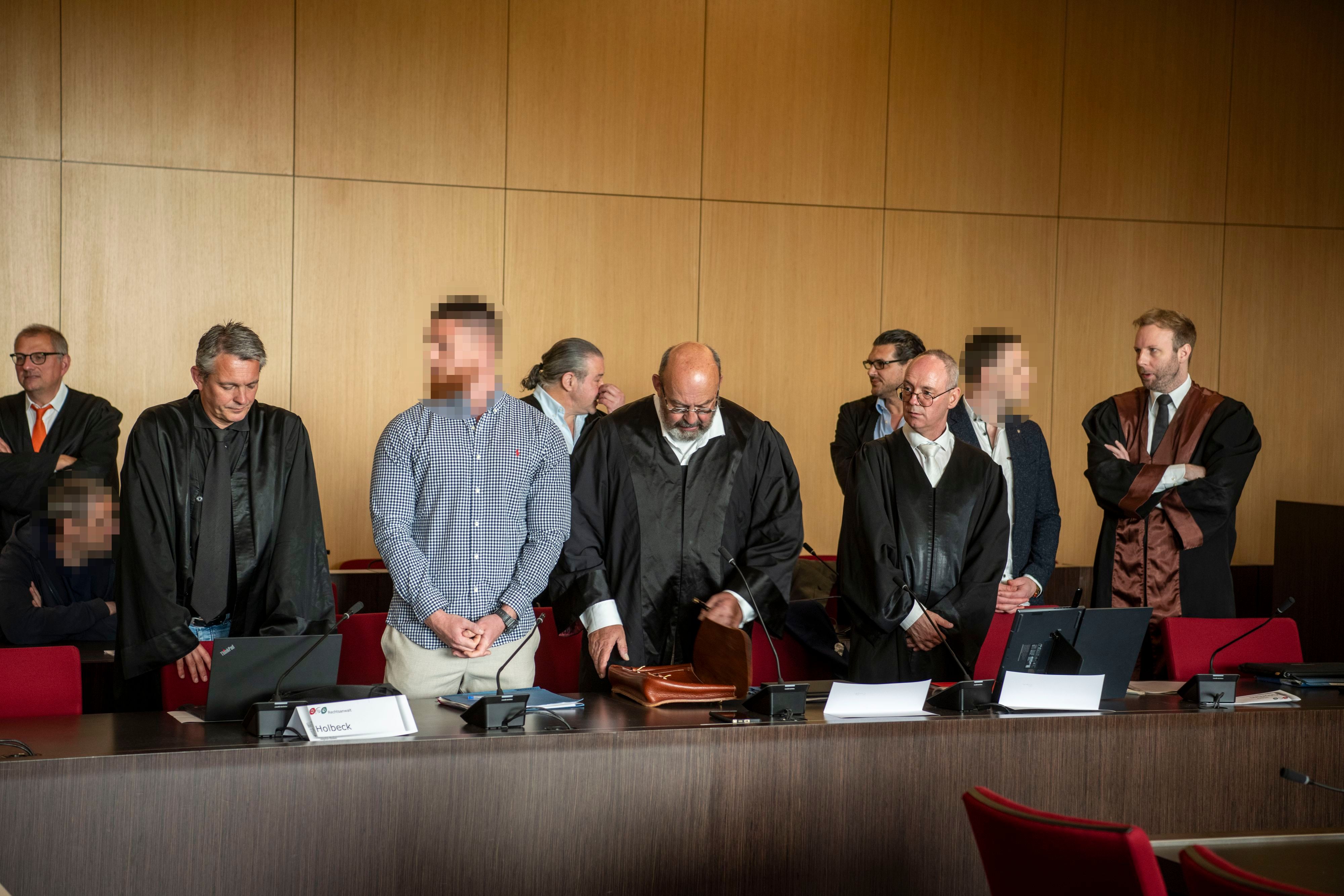 Die „Rich Kids“ mit ihren Anwälten vor Gericht.