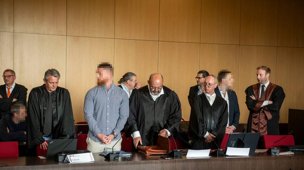 Die „Rich Kids“ mit ihren Anwälten vor Gericht.
