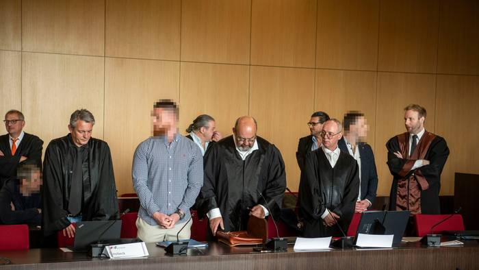 Die „Rich Kids“ mit ihren Anwälten vor Gericht.