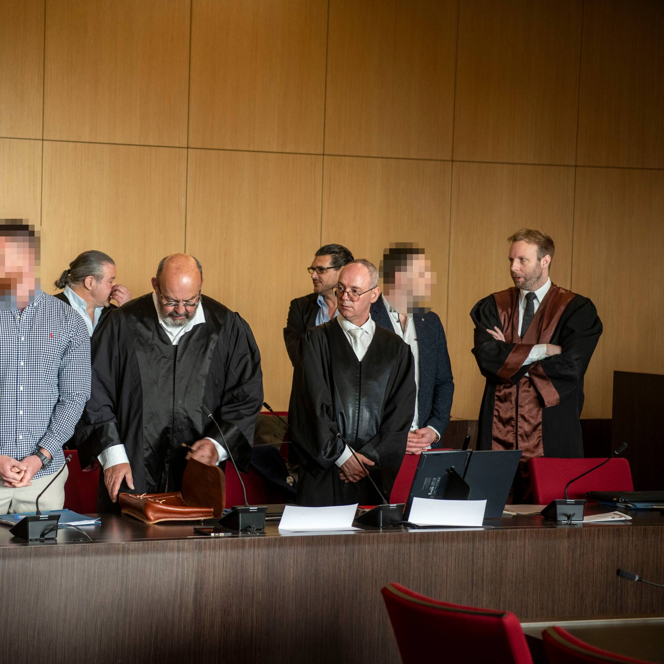 Die „Rich Kids“ mit ihren Anwälten vor Gericht.