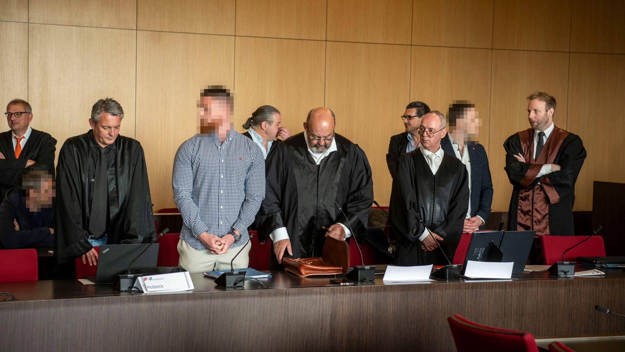 Die „Rich Kids“ mit ihren Anwälten vor Gericht.
