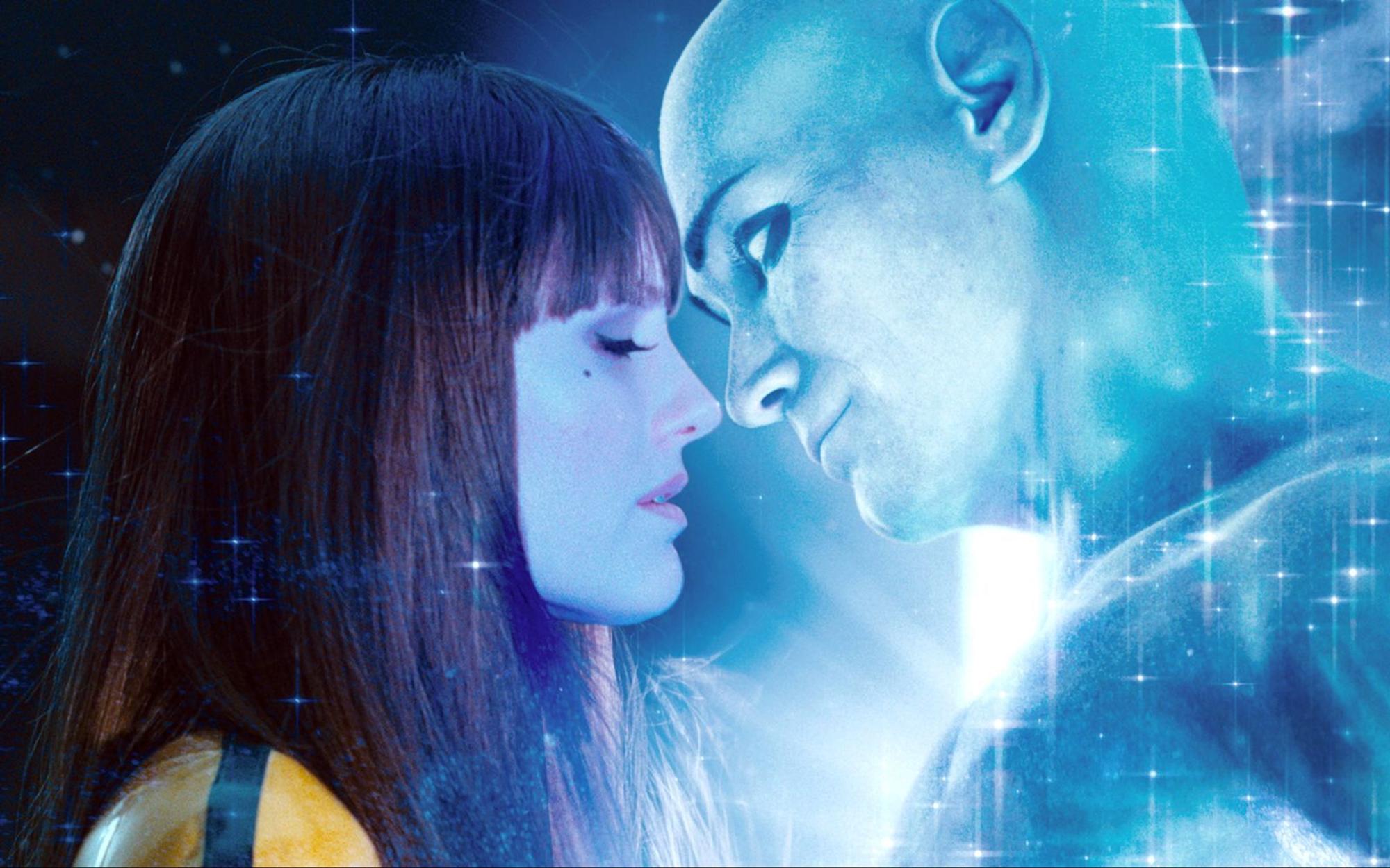 Ihre Liebe hält ihn am Leben: The Silk Spectre (Malin Akerman) und Dr. Manhattan (Billy Cudrup). (Bild: RTLZWEI)