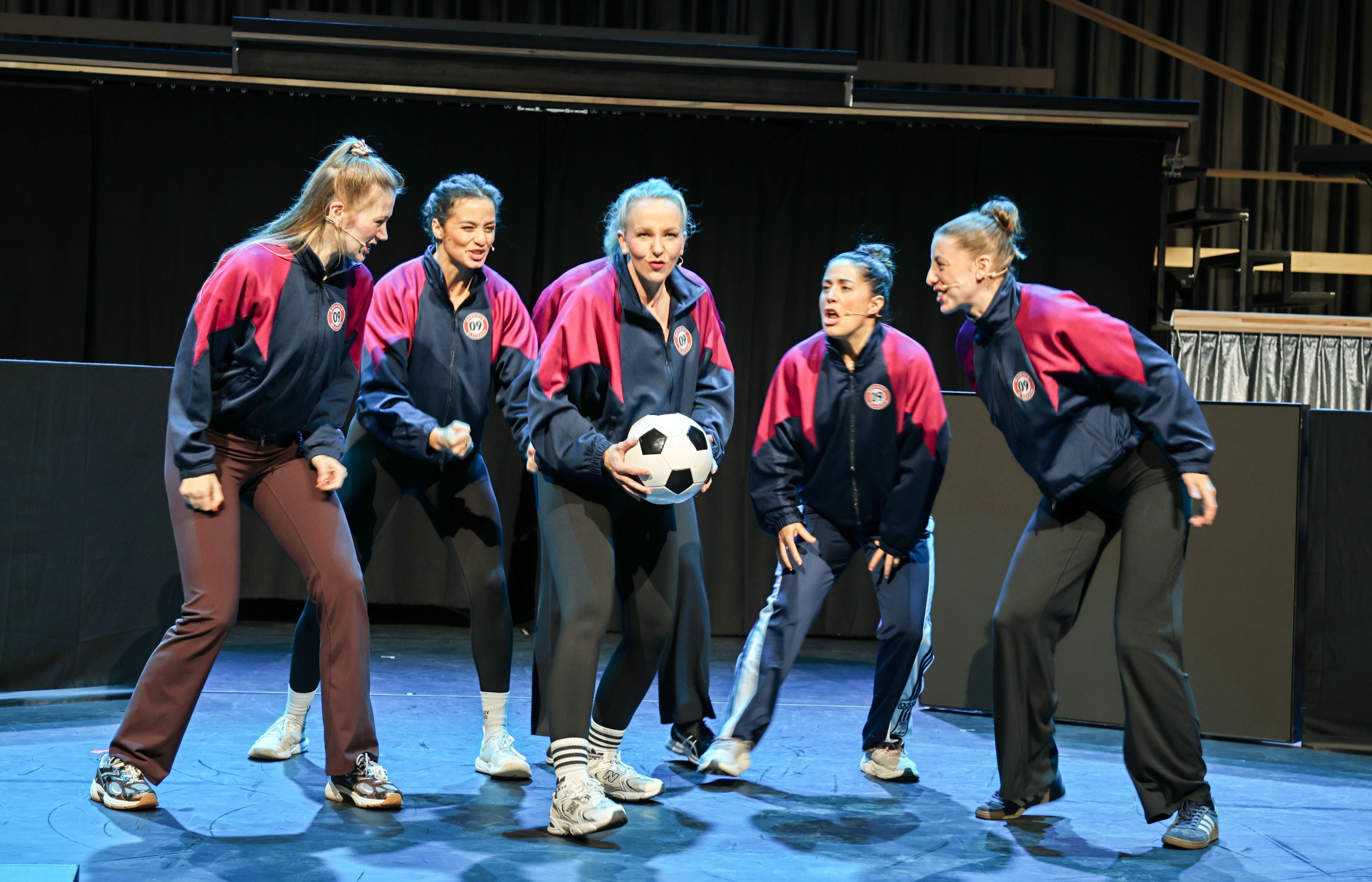Szene aus dem neuen Musical „Kick like a Woman“.