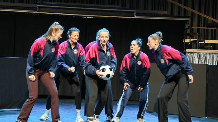 Szene aus dem neuen Musical „Kick like a Woman“.