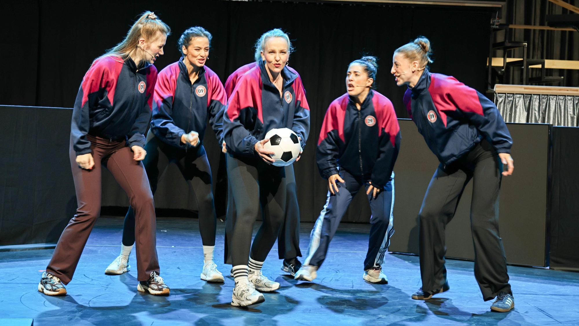 Szene aus dem neuen Musical „Kick like a Woman“.