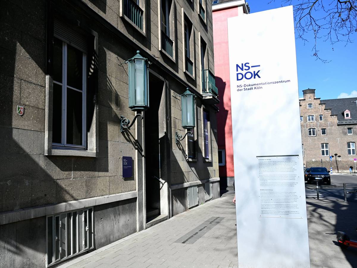 Vor dem Eingangsbereich des NS-Dokumentationszentrums haben Unbekannte in der Nacht eine übel riechende Flüssigkeit vergossen.