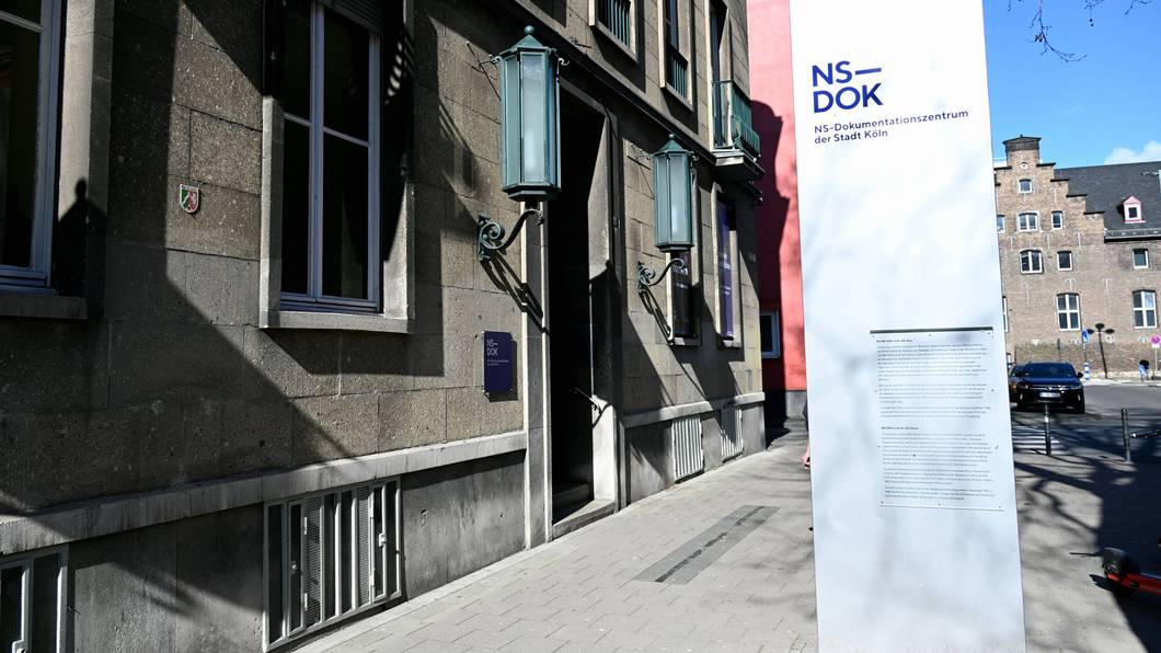 Vor dem Eingangsbereich des NS-Dokumentationszentrums haben Unbekannte in der Nacht eine übel riechende Flüssigkeit vergossen.