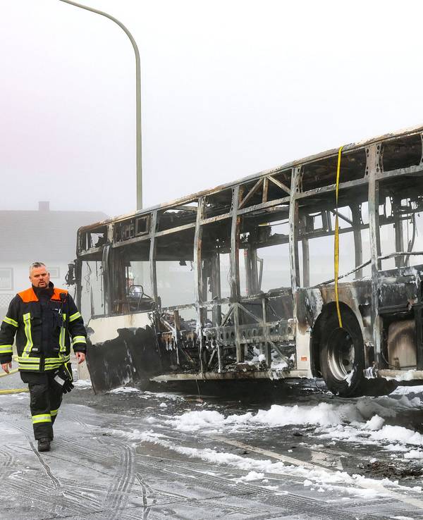 Ein Linienbus mit 35 Schulkindern ist bei Hirschaid ausgebrannt und hängt am Abschlepper.