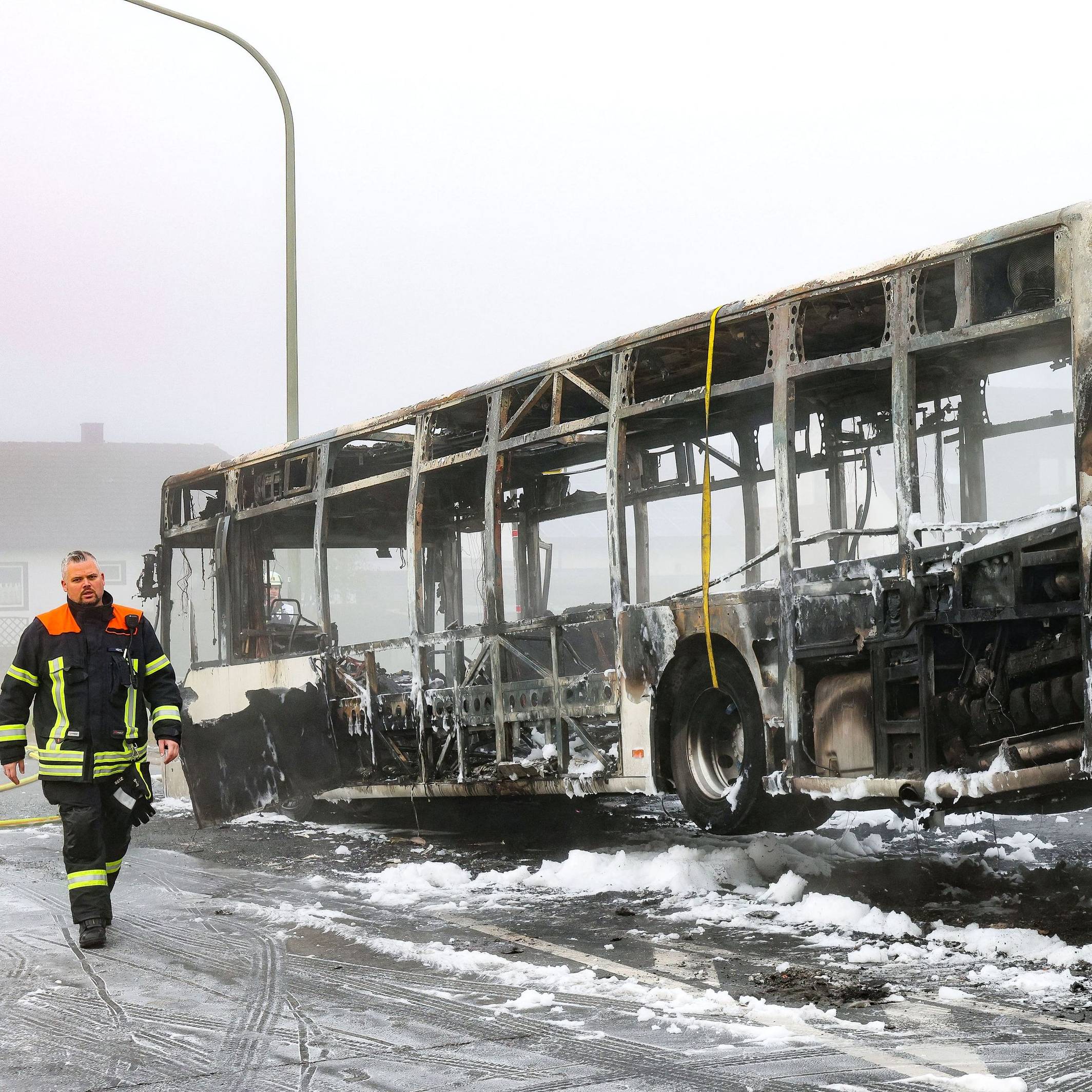 Ein Linienbus mit 35 Schulkindern ist bei Hirschaid ausgebrannt und hängt am Abschlepper.