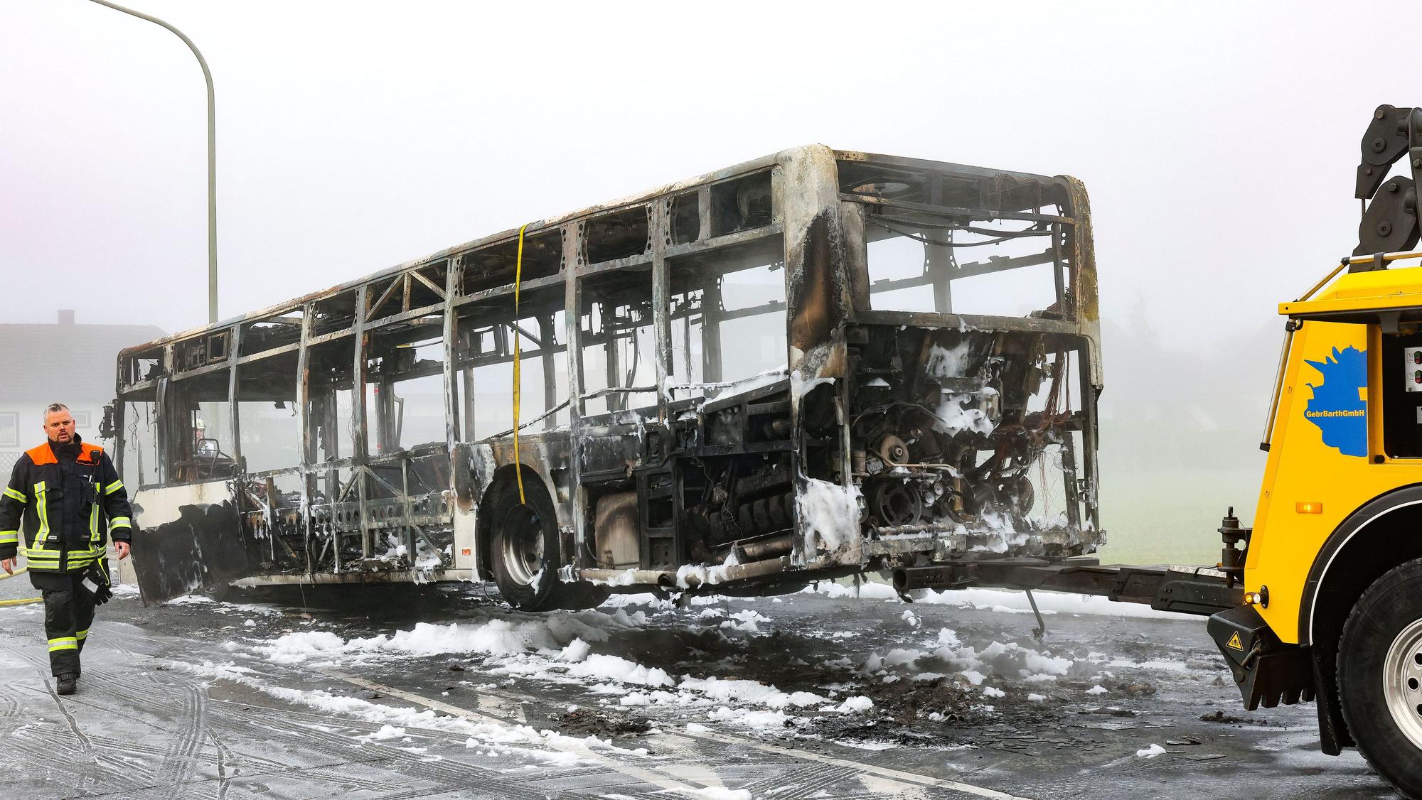 Ein Linienbus mit 35 Schulkindern ist bei Hirschaid ausgebrannt und hängt am Abschlepper.