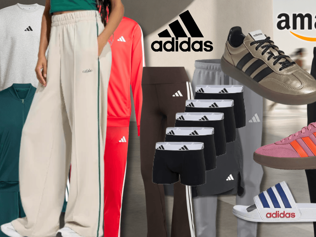 adidas Kleidungsstücke, Sneaker und Schuhe vor einem urbanen Sportplatz in der Abenddämmerung.