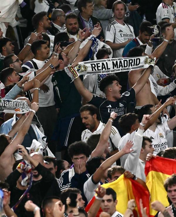 Real Madrid Fans halten ihre Schals hoch.