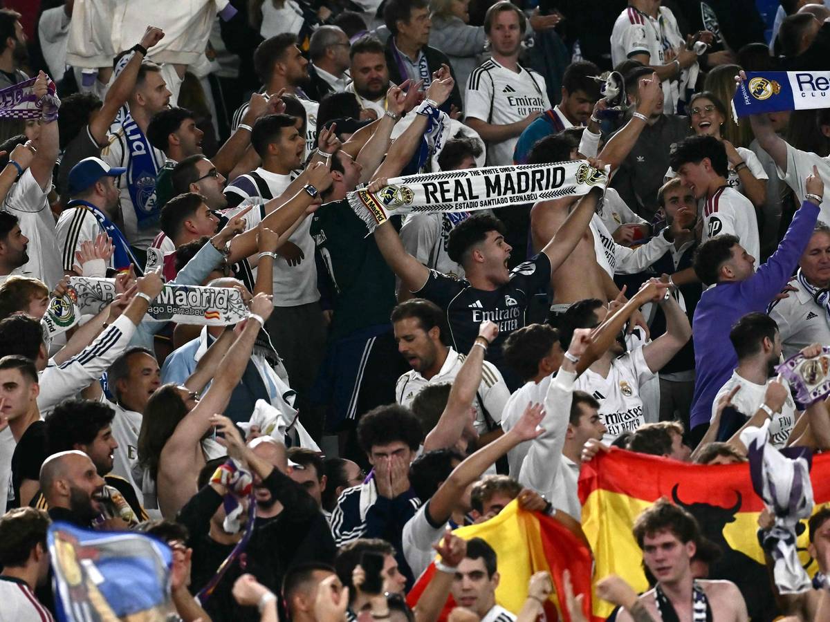 Real Madrid Fans halten ihre Schals hoch.