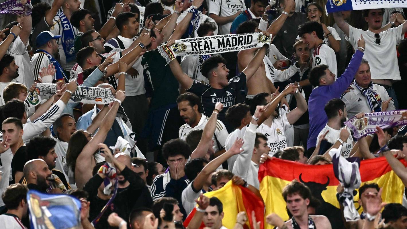 Real Madrid Fans halten ihre Schals hoch.