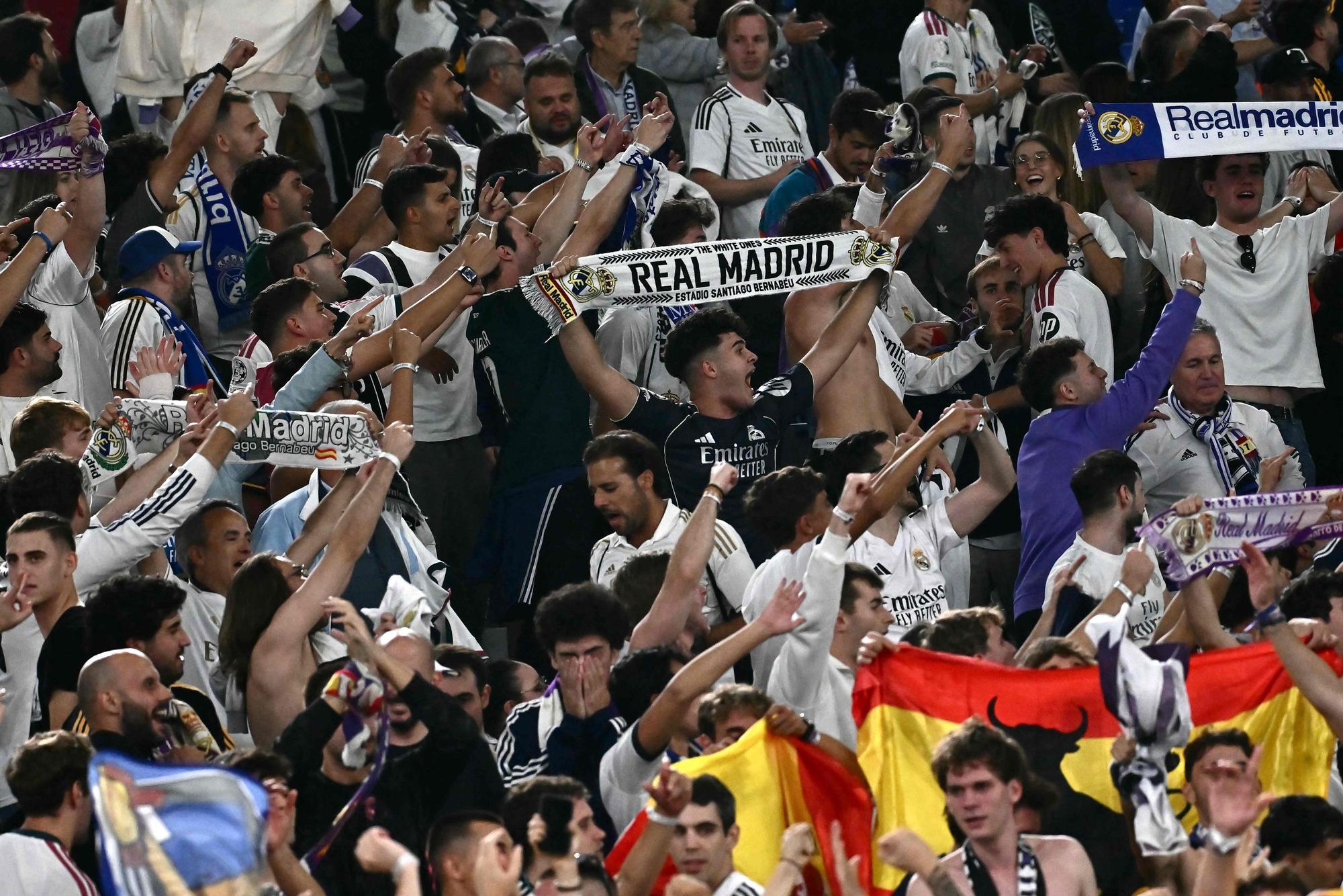 Real Madrid Fans halten ihre Schals hoch.
