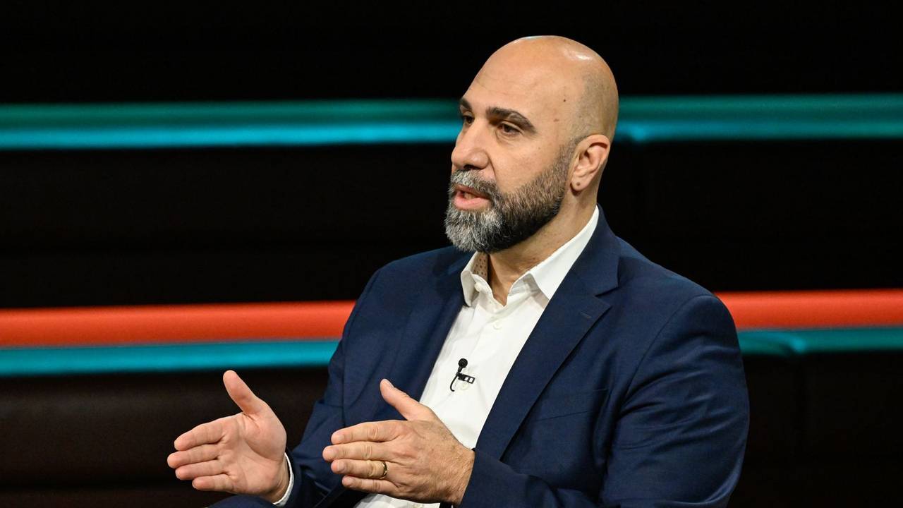 Extremismusforscher Ahmad Mansour sah bei „Markus Lanz“ große Gefahren im Bereich der sozialen Medien. (Bild: ZDF / Markus Hertrich)