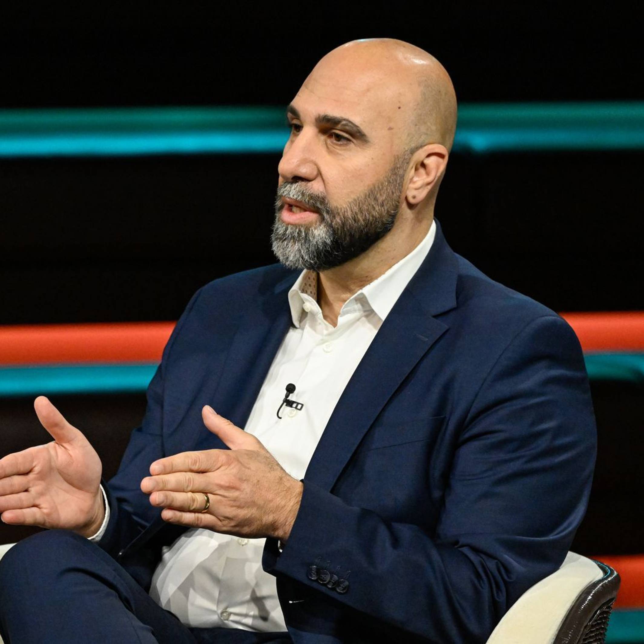 Extremismusforscher Ahmad Mansour sah bei „Markus Lanz“ große Gefahren im Bereich der sozialen Medien. (Bild: ZDF / Markus Hertrich)