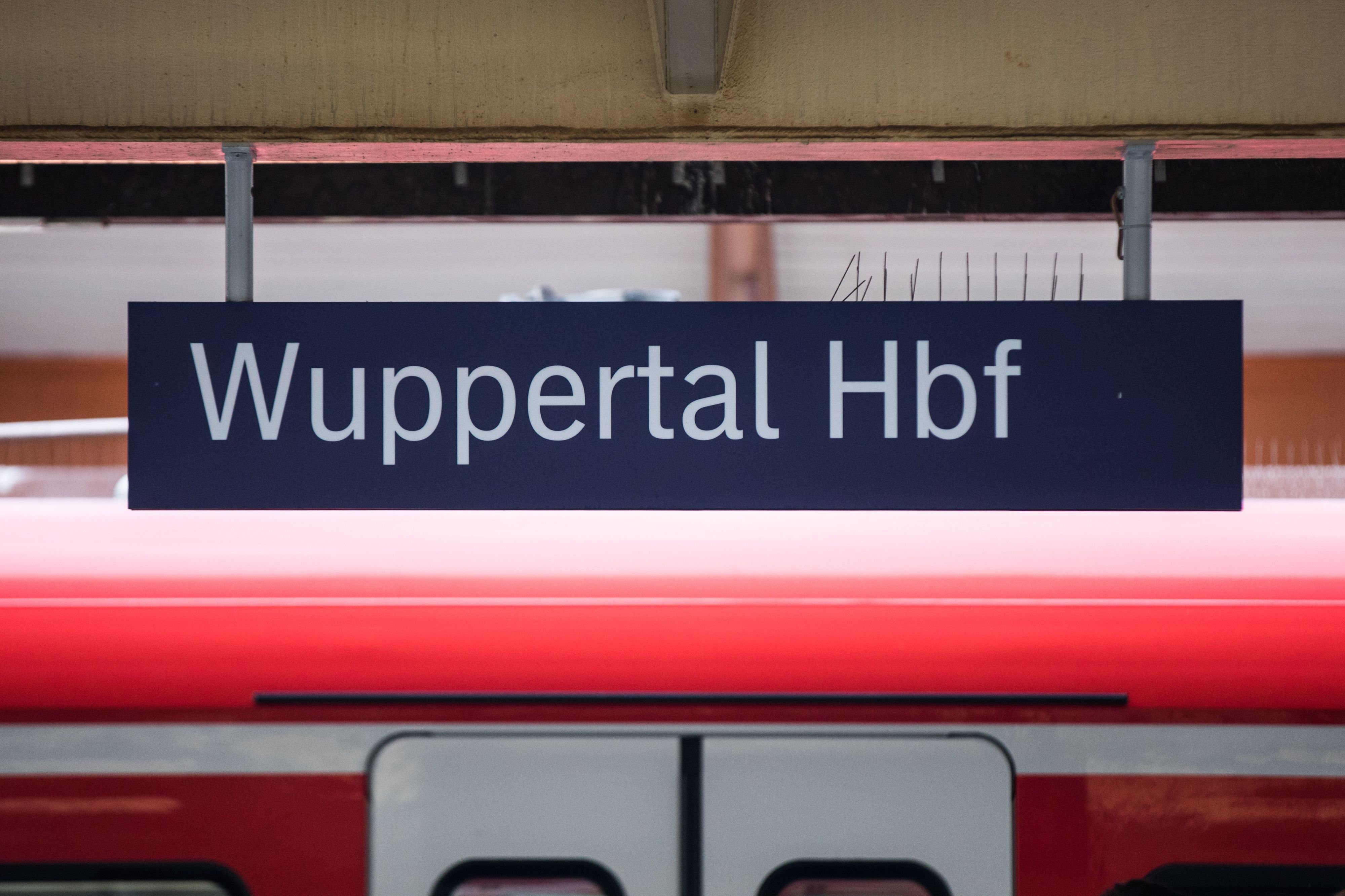Der Mann, der vor acht Jahren in Wuppertal ein Kind an sich gerissen hatte und vor einen Zug gesprungen war, ist abgeschoben worden.