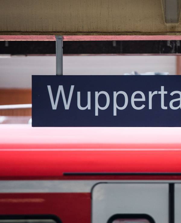 Der Mann, der vor acht Jahren in Wuppertal ein Kind an sich gerissen hatte und vor einen Zug gesprungen war, ist abgeschoben worden.