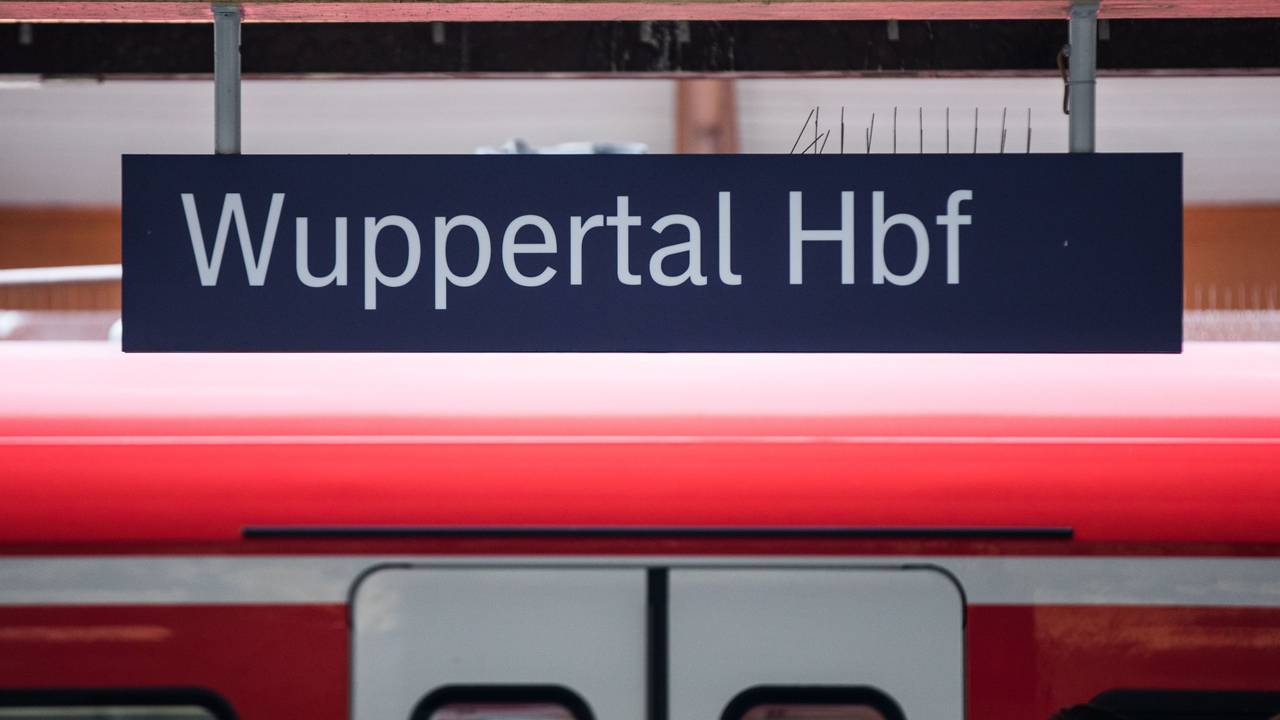 Der Mann, der vor acht Jahren in Wuppertal ein Kind an sich gerissen hatte und vor einen Zug gesprungen war, ist abgeschoben worden.