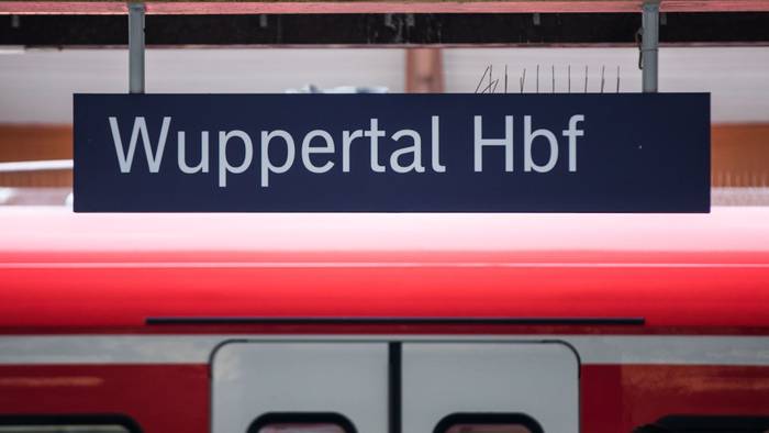 Der Mann, der vor acht Jahren in Wuppertal ein Kind an sich gerissen hatte und vor einen Zug gesprungen war, ist abgeschoben worden.