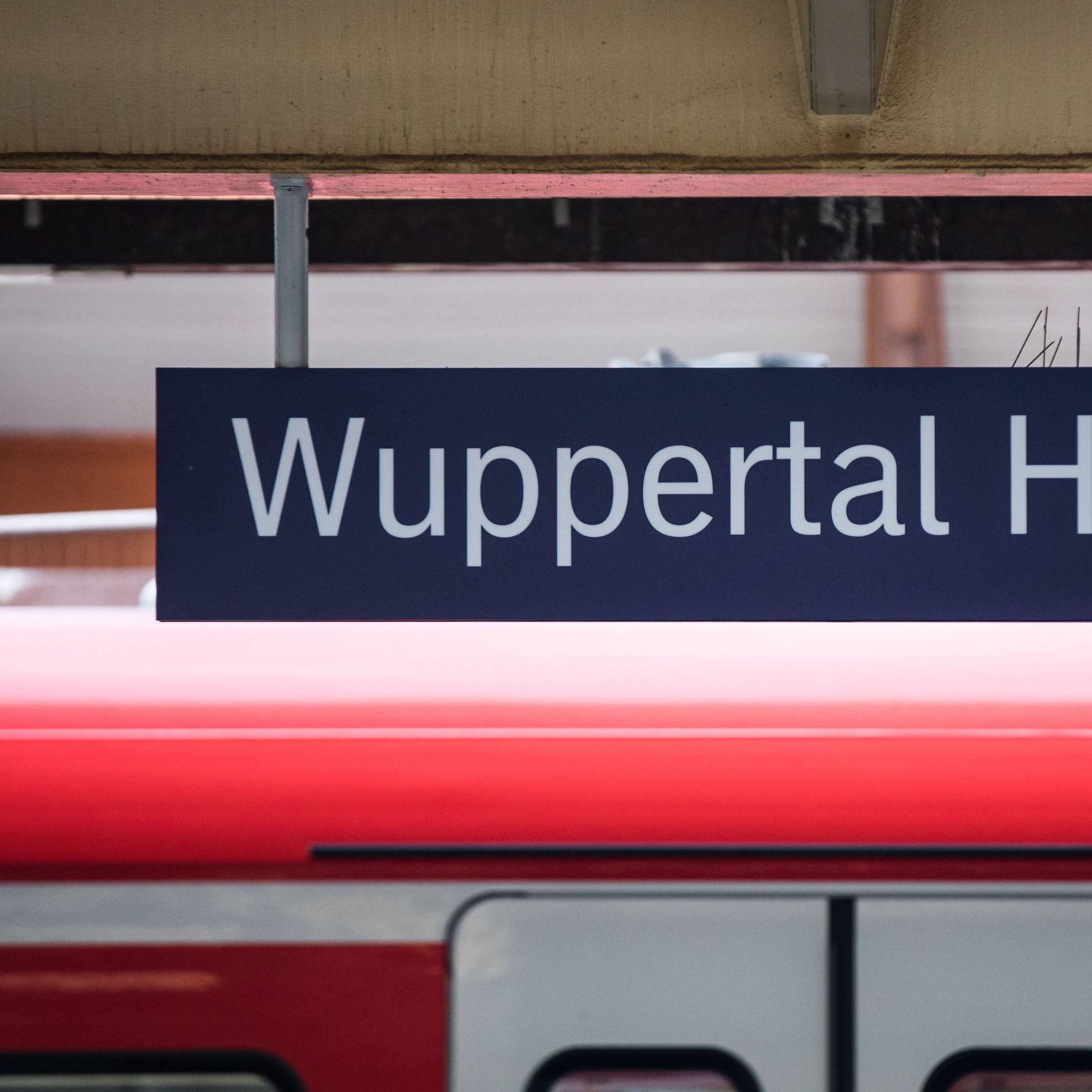 Der Mann, der vor acht Jahren in Wuppertal ein Kind an sich gerissen hatte und vor einen Zug gesprungen war, ist abgeschoben worden.